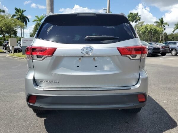 2019 Toyota Highlander LE i4 FWD - Image 6