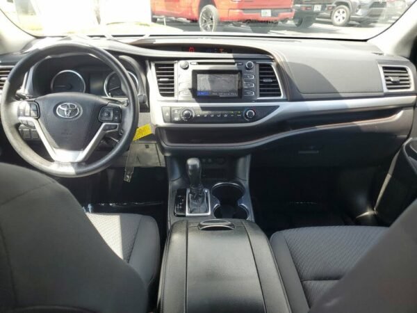 2019 Toyota Highlander LE i4 FWD - Image 7