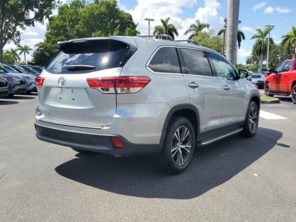 2019 Toyota Highlander LE i4 FWD - Image 9