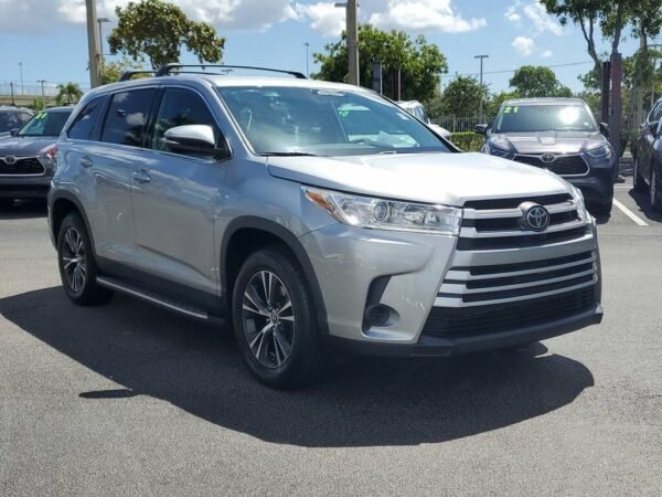 2019 Toyota Highlander LE i4 FWD